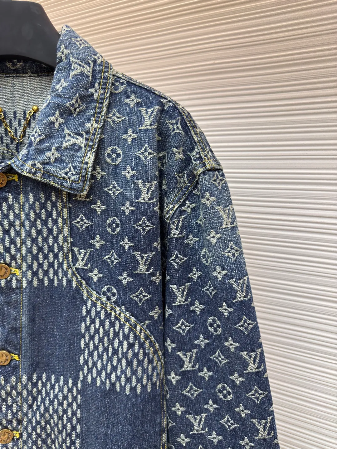 LOUIS VUITTON x Nigo classic checkerboard denim jacket ●Authentic product: purchased and developed by 20899 ●Item number: 1680329-B60 ●Fabric: denim fabric ●Technology: jacquard production ●Version: fitted version ●Weight: about 1025 grams ●Size: 46-48-50-52 ●Description: After manual typesetting and positioning and cutting, the fabric wear is very large, the cuffs are aligned, the back jacquard is lined up horizontally, the front and back splicing process perfectly restores the original effect, the jacquard pattern size and spacing are the same, the pattern width is consistent, and the workmanship is very complicated. The overall wiring is straight and delicate, the fabric is comfortable and soft, and the color is consistent without color difference. It can be matched with the same style to create a fashionable look and control various occasions. Customized accessories, complete with three standards, same style for men and women!